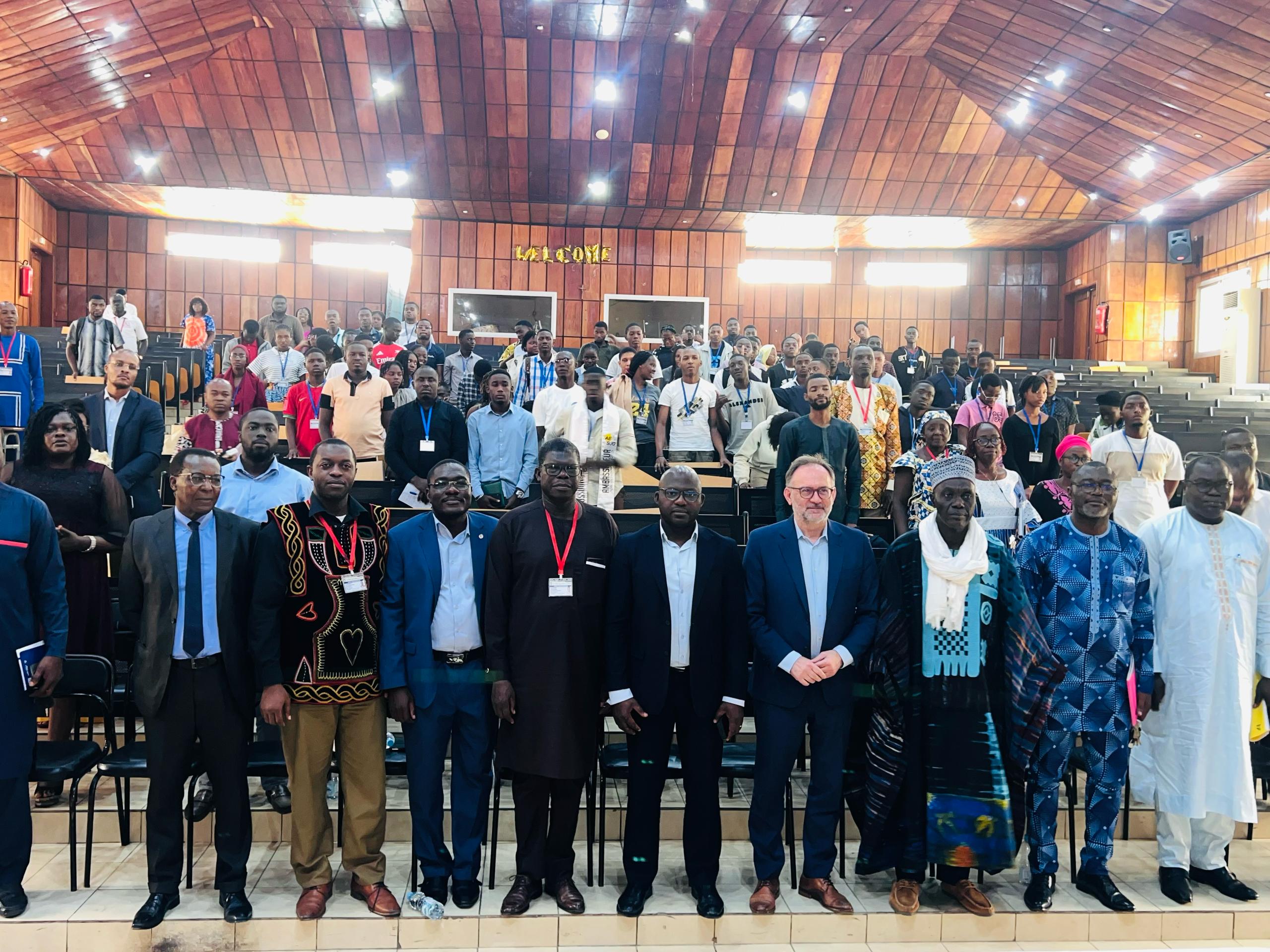 Réunion avec le Pr Roméo Tedongap, Directeur de l'ESSEC de Paris en perspectives d'une convention de partenariat avec Saint Jérôme de Douala.